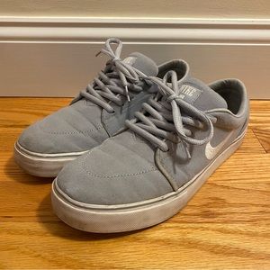 Nike Satire Canvas Sneaker (555380-011) Men’s 9, Grey/White, 2013, EUC